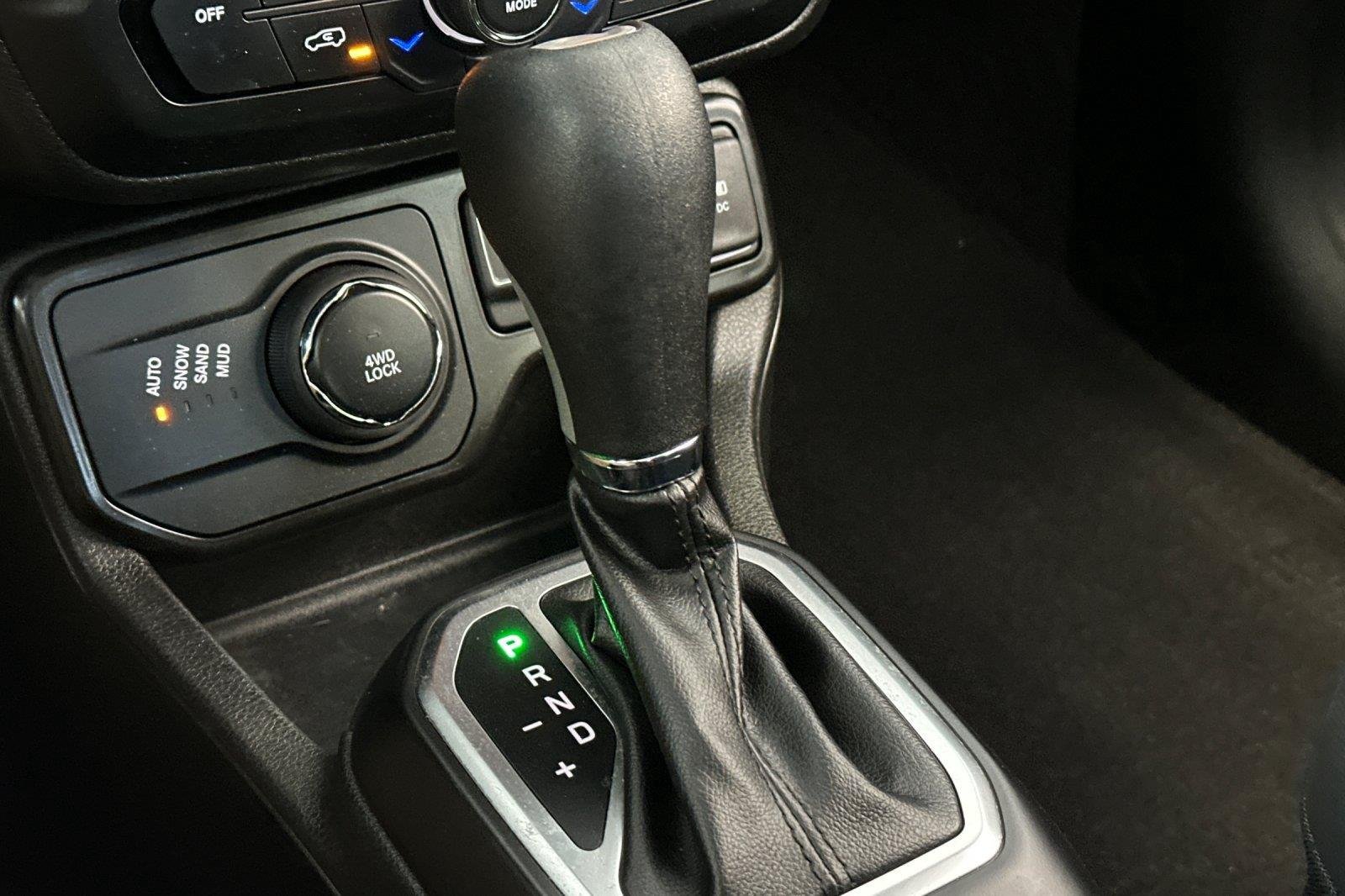 Used 2023 Black Clearcoat Jeep Altitude image 21