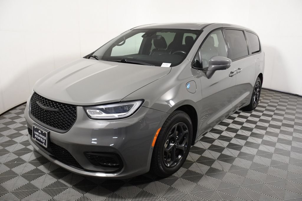 Used 2022 Ceramic Gray Clearcoat Chrysler Limited image 1