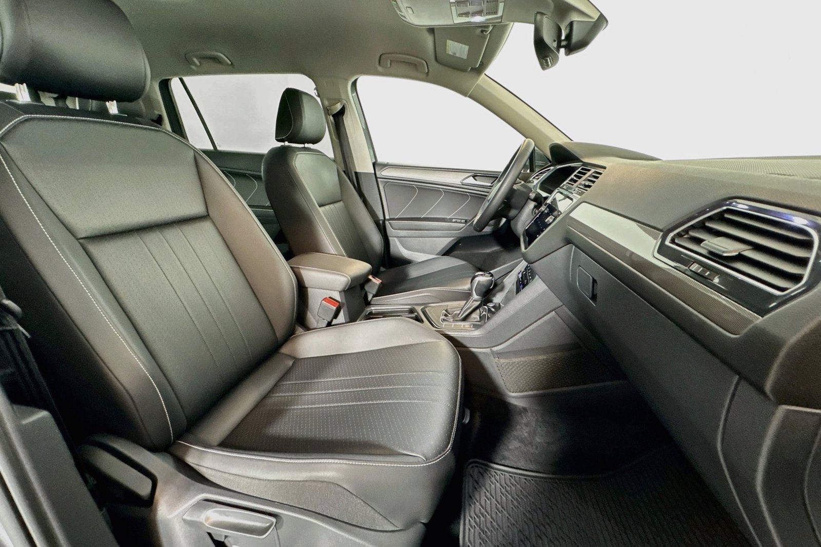 Used 2023 Platinum Gray Metallic Volkswagen SE image 26
