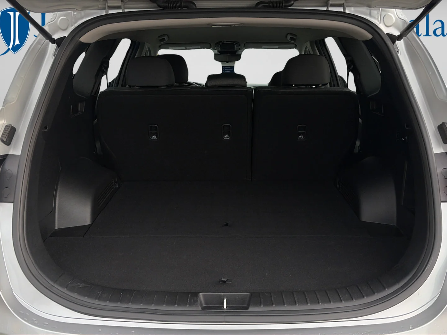 Used 2023 Shimmering Silver Hyundai SE image 9