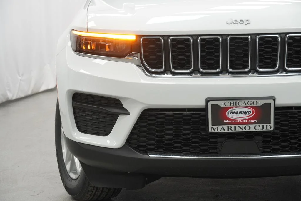 New 2026 Bright White Clear-Coat Exterior Paint Jeep Laredo image 6