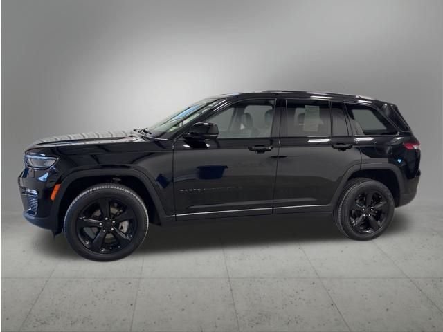 Used 2023 Diamond Black Crystal Pearlcoat Jeep Limited image 2