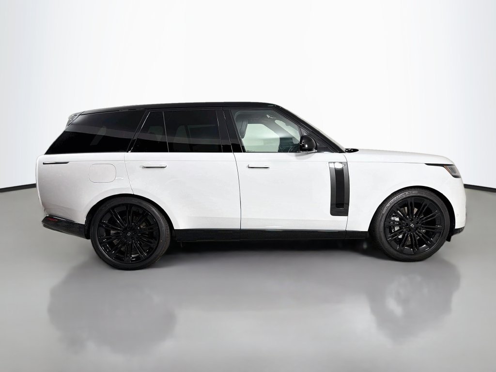New 2027 Fuji White Land Rover SE image 4