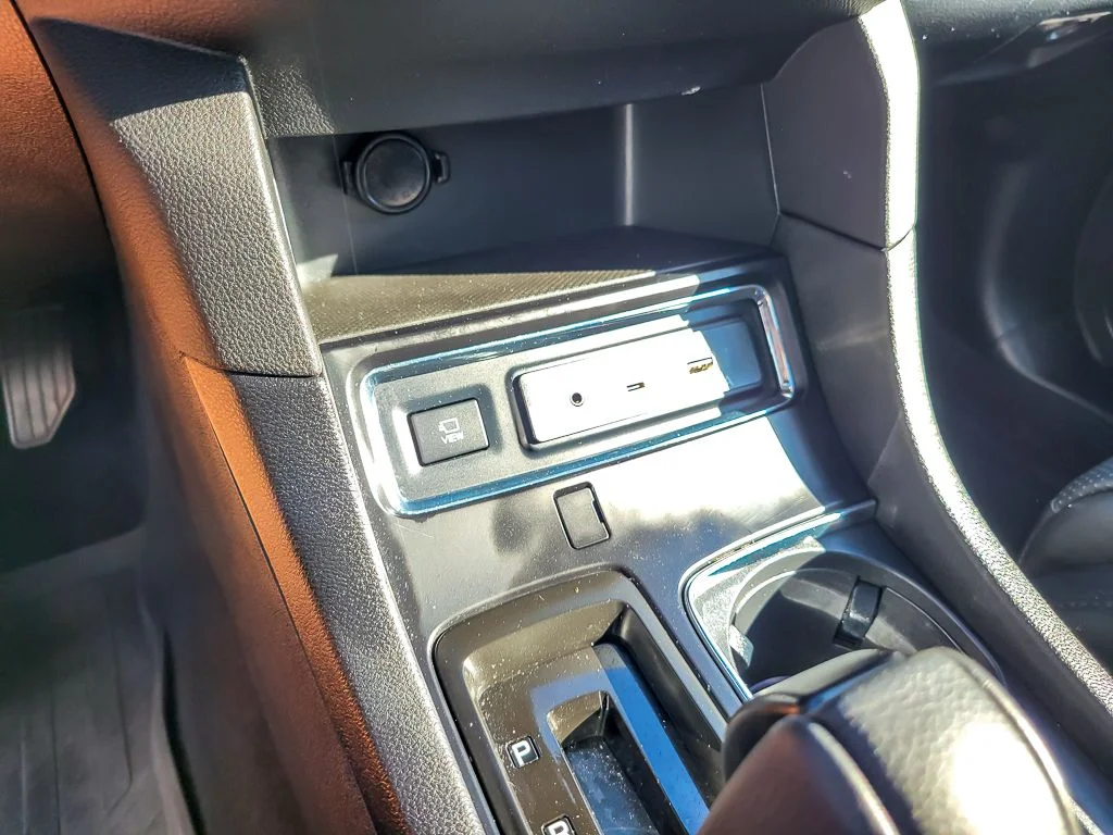 Used 2025 White Subaru Onyx Edition Touring image 19