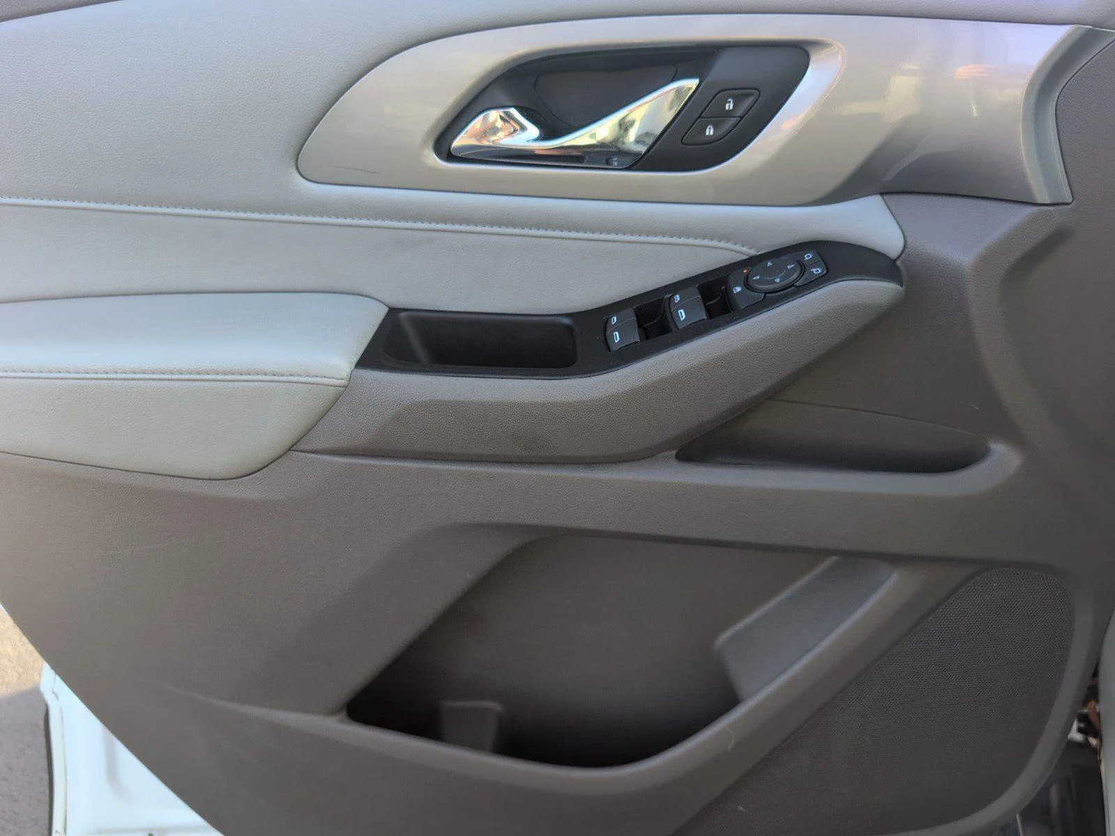 Used 2018 SUMMIT WHITE Chevrolet LT Cloth image 18