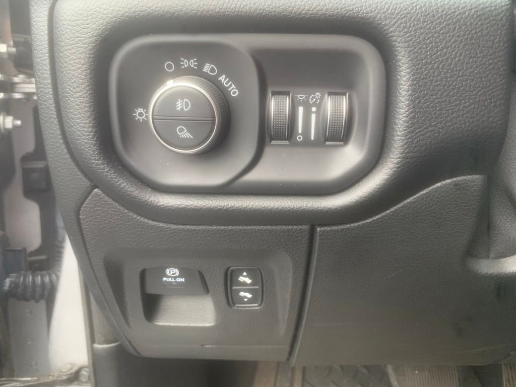 Used 2019 Billet Silver Metallic Clearcoat Ram Laramie image 18