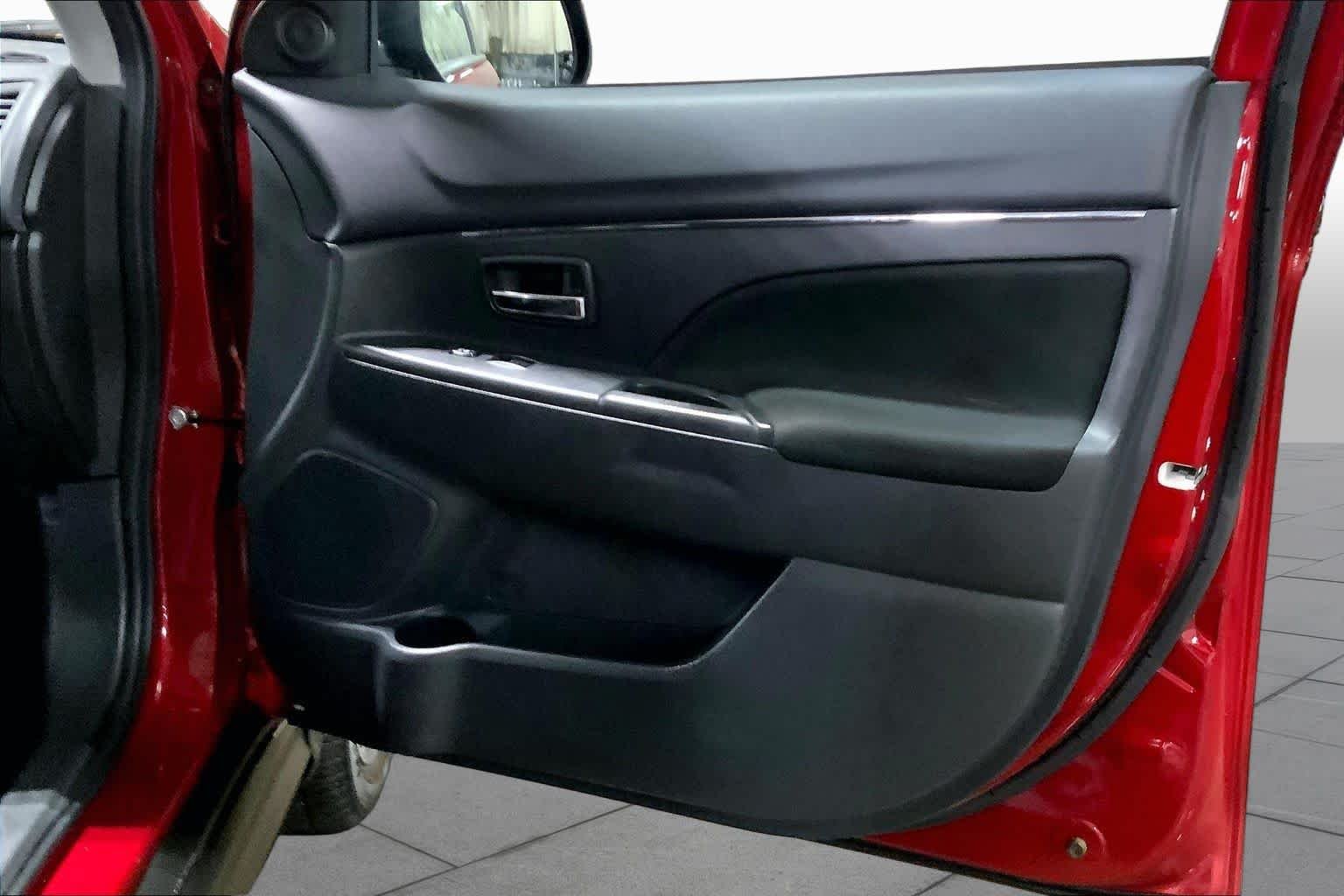 Used 2022 Red Diamond Mitsubishi ES image 23
