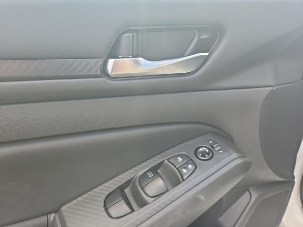 Used 2025 White Nissan 2.5 SV image 10