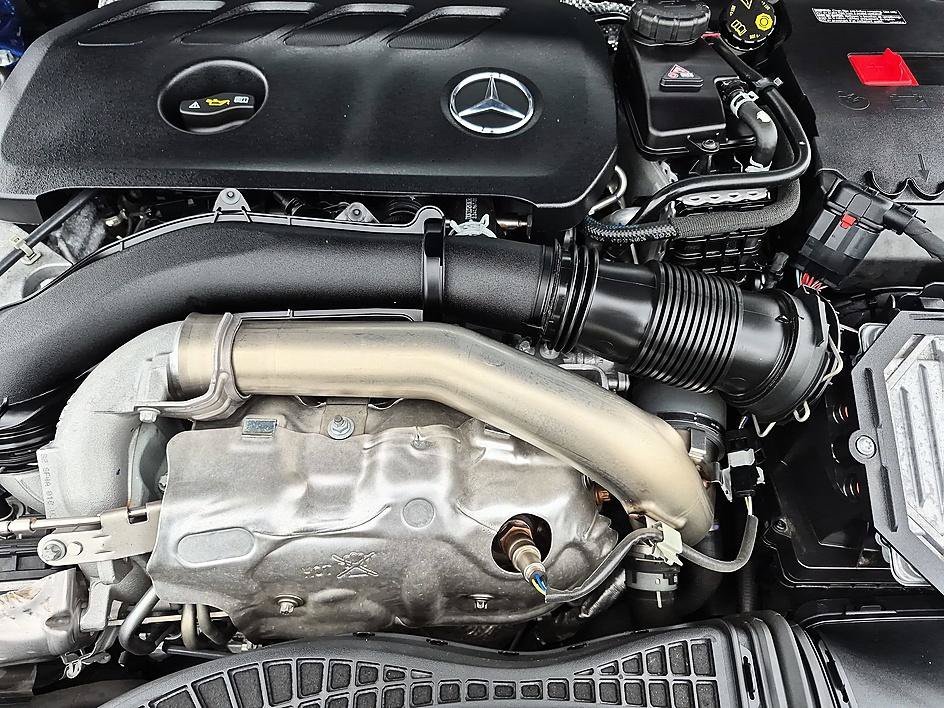 Used 2024 Blue Mercedes-Benz GLB 250 image 37