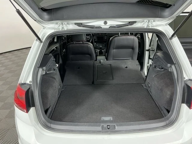 Used 2016  Volkswagen Autobahn image 27