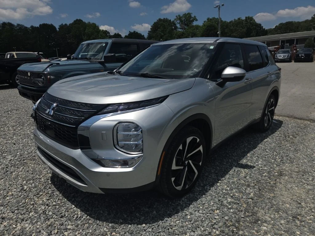 Used 2024 Gray Mitsubishi SE image 1