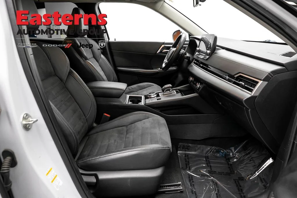 Used 2022 White Mitsubishi SE image 23