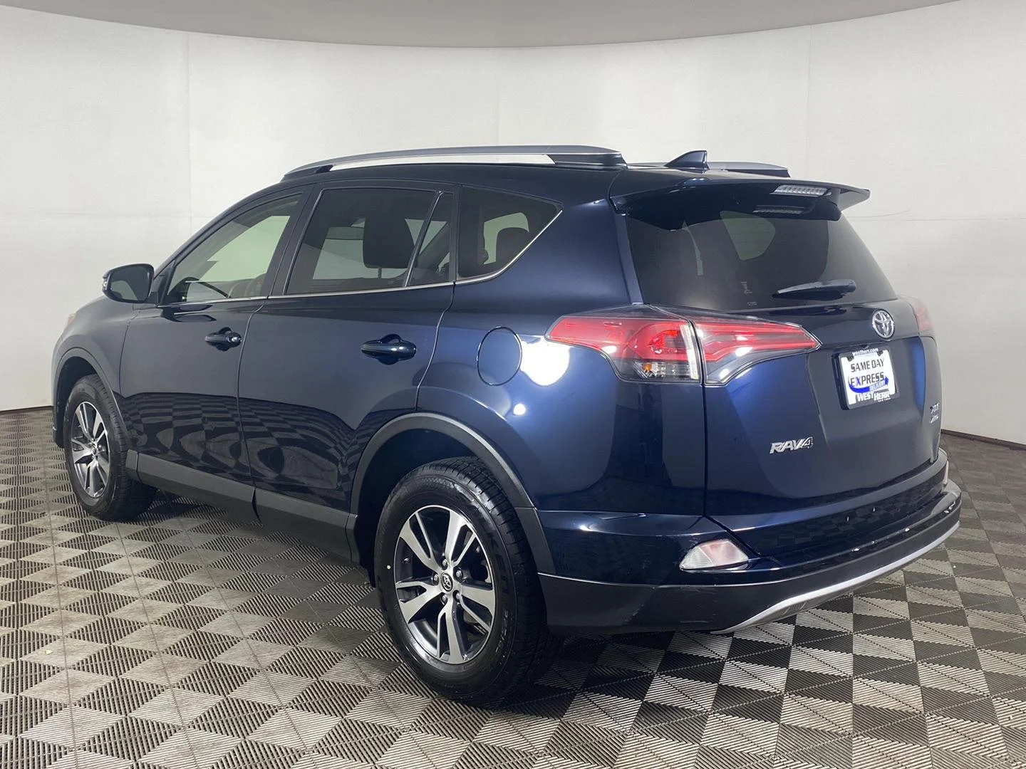Used 2018 Galactic Aqua Mica Toyota XLE image 4