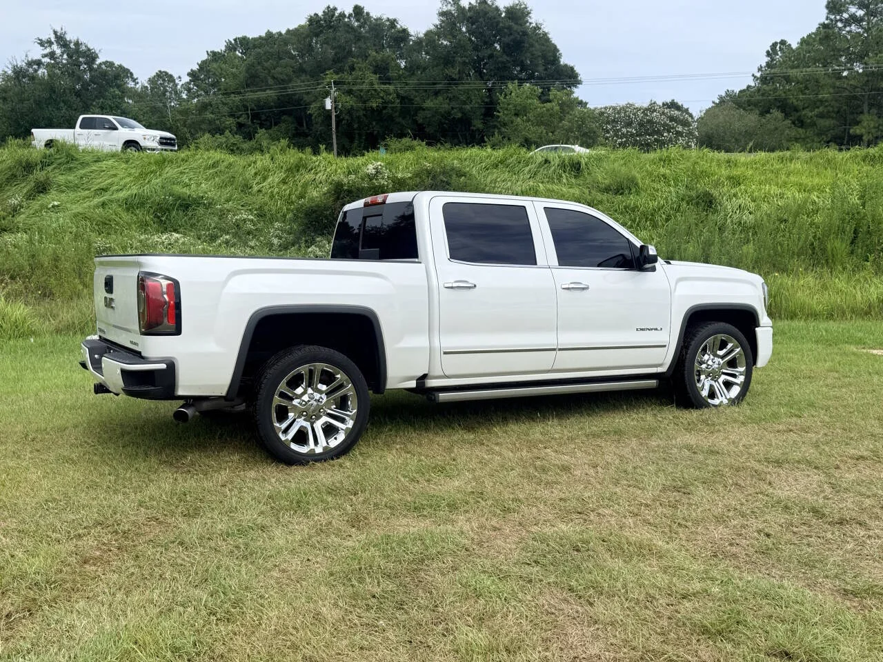 Used 2018 White GMC Denali 4x4 4dr Crew Cab 5.8 ft. SB image 5