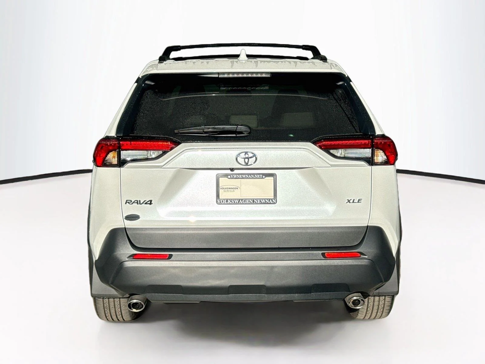 Used 2025 Wind Chill Pearl Toyota XLE Premium image 5