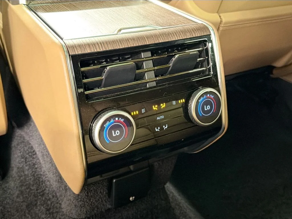 Certified Used 2025 British Racing Green SV Bespoke Ultra Met Gloss Land Rover Autobiography image 27