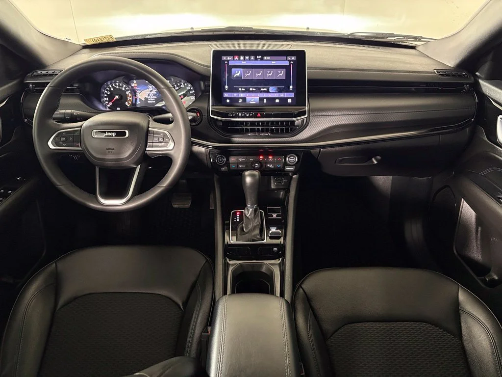 Used 2025 Silver Jeep Latitude image 34