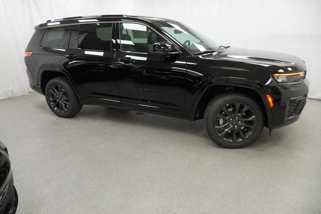 New 2026 Diamond Black Crystal Pearl-Coat Exterior Paint Jeep Limited image 9