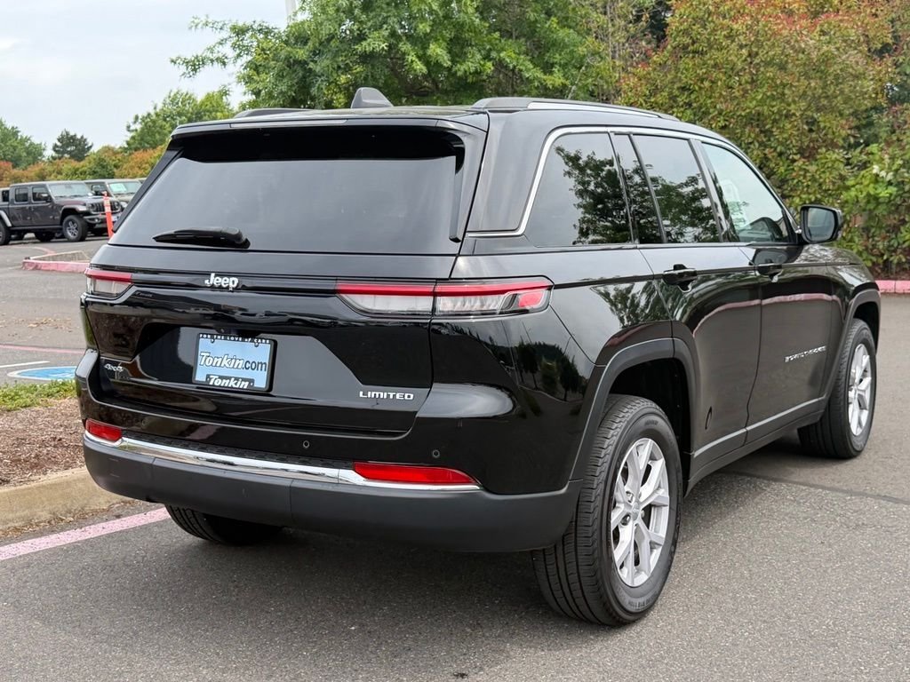 Used 2022 Diamond Black Crystal Pearlcoat Jeep Limited image 8