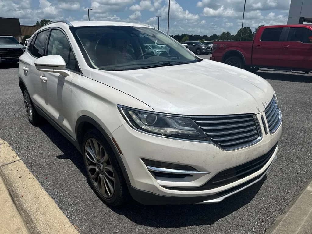 Used 2017 White Platinum Clearcoat Metallic Lincoln Reserve image 10