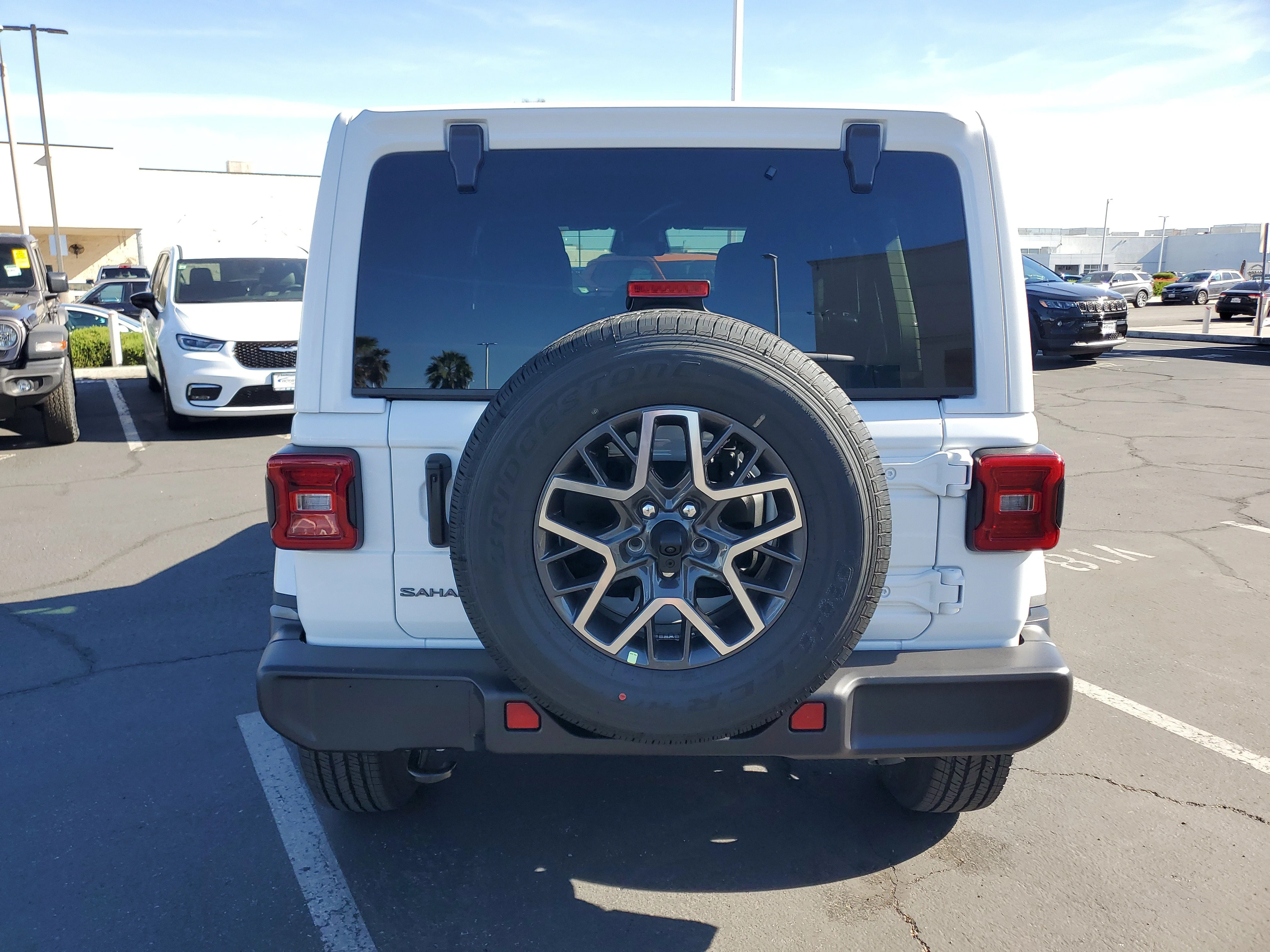 New 2026 Bright White Clear-Coat Exterior Paint Jeep Sahara image 4