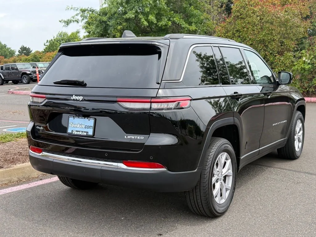 Used 2022 Diamond Black Crystal Pearlcoat Jeep Limited image 8