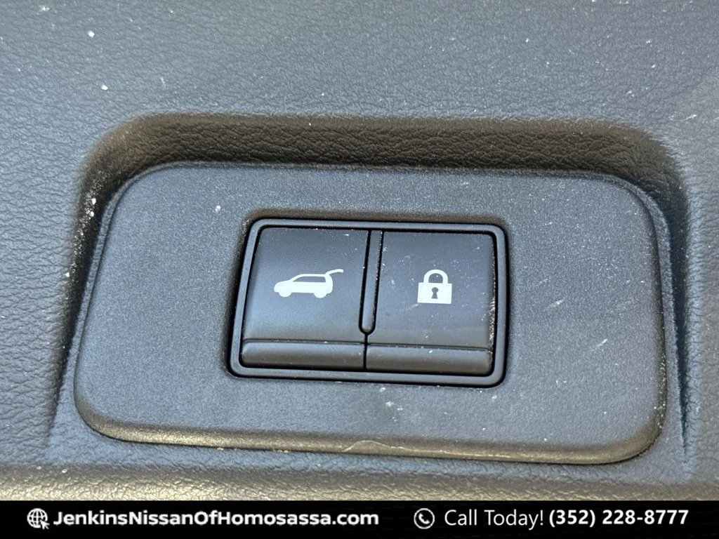Used 2021 Silver Nissan Platinum image 22