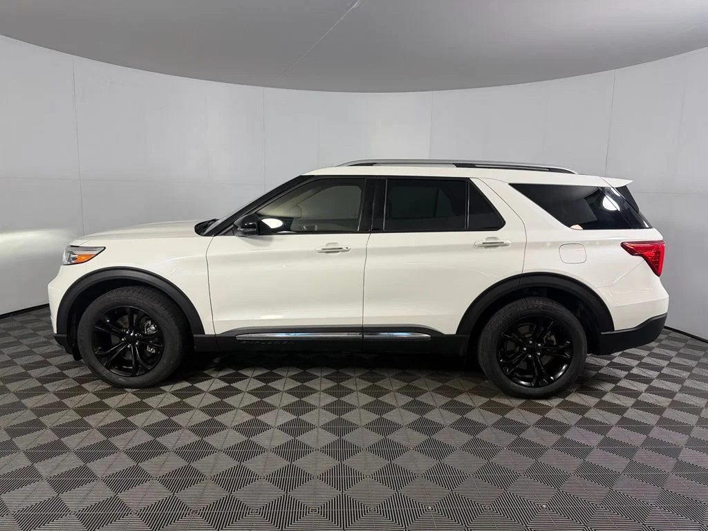 Used 2021 White Ford Limited image 4