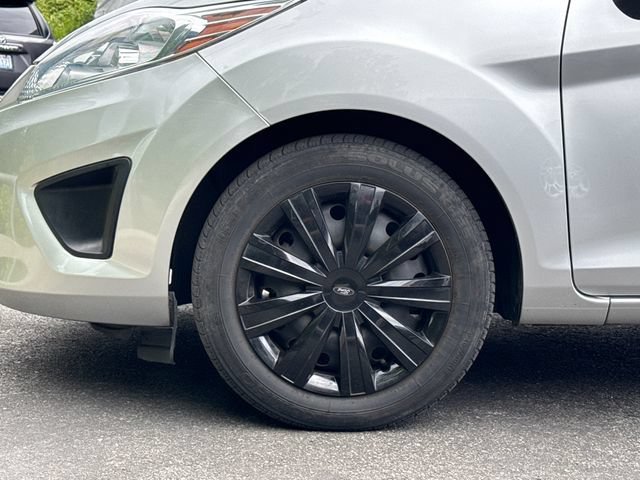 Used 2013 Ingot Silver Metallic Ford SE image 7