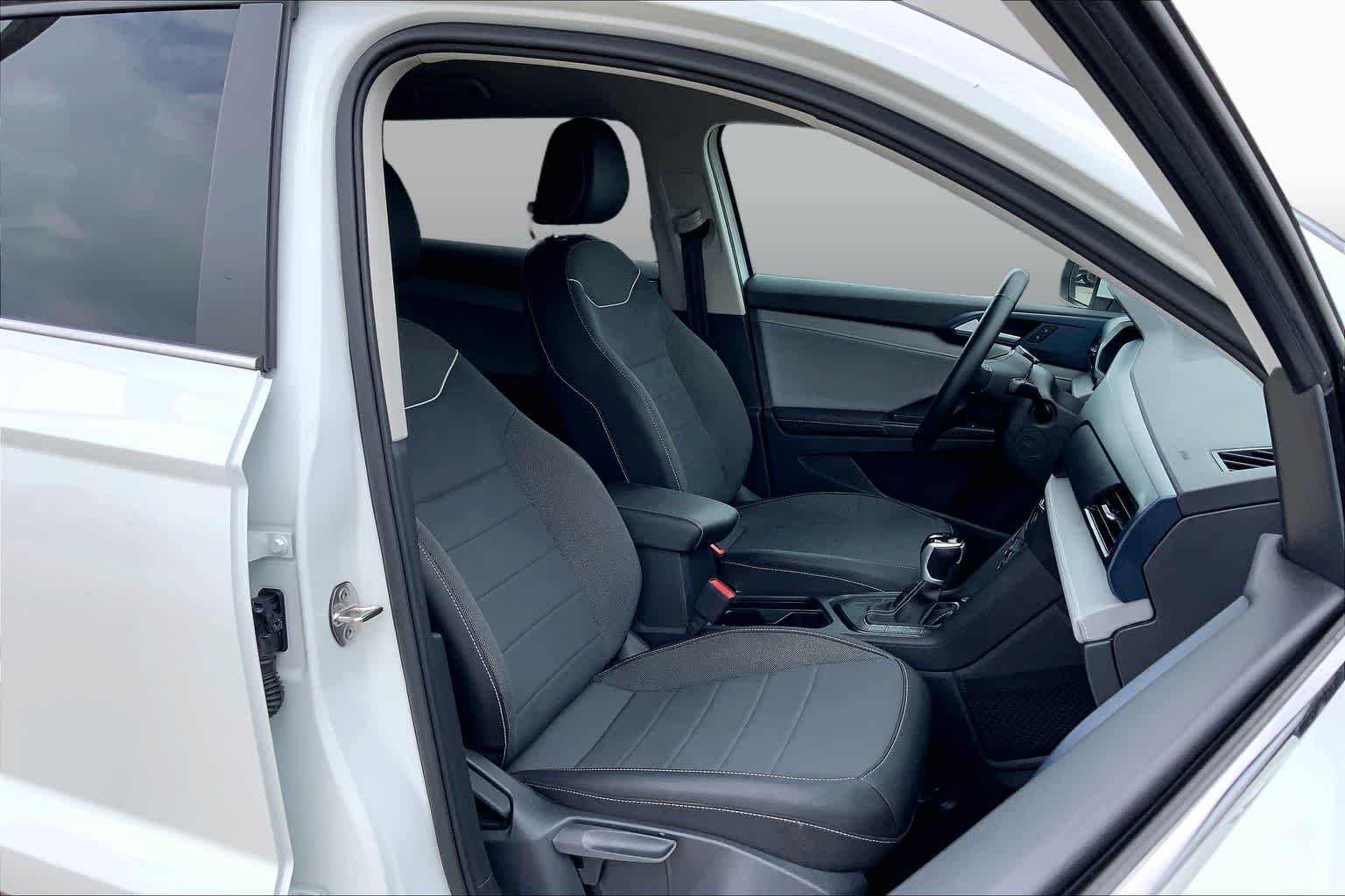 Used 2024 Pure White Volkswagen SE image 9