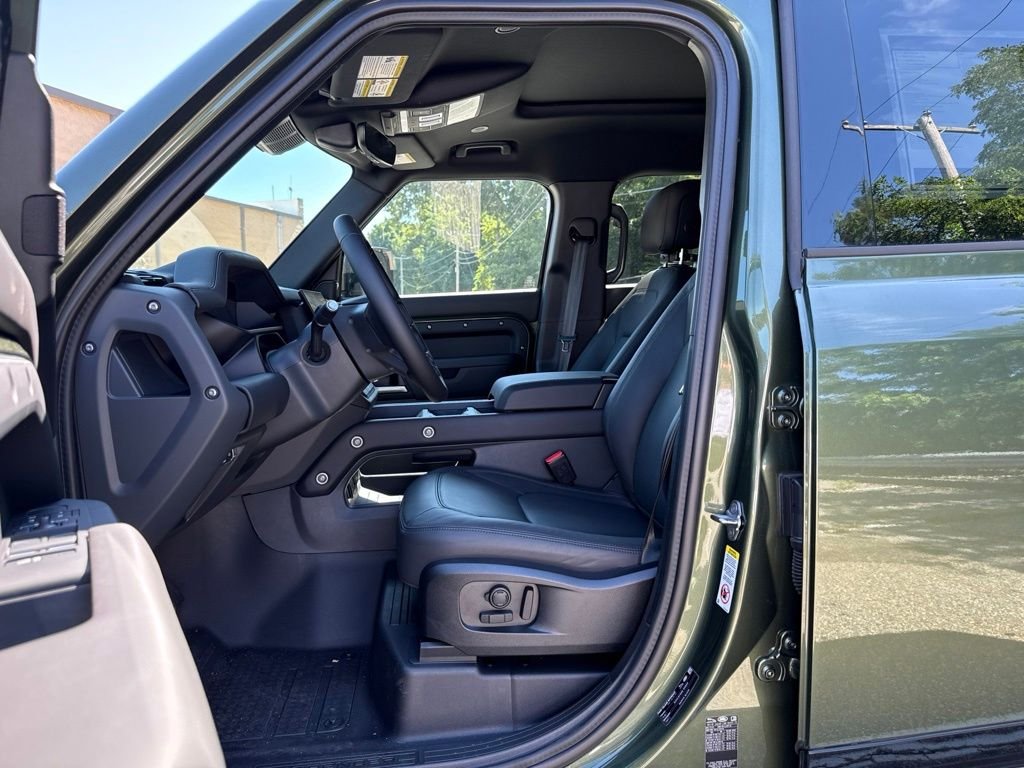 New 2026 Woolstone Green Land Rover X-Dynamic SE image 11