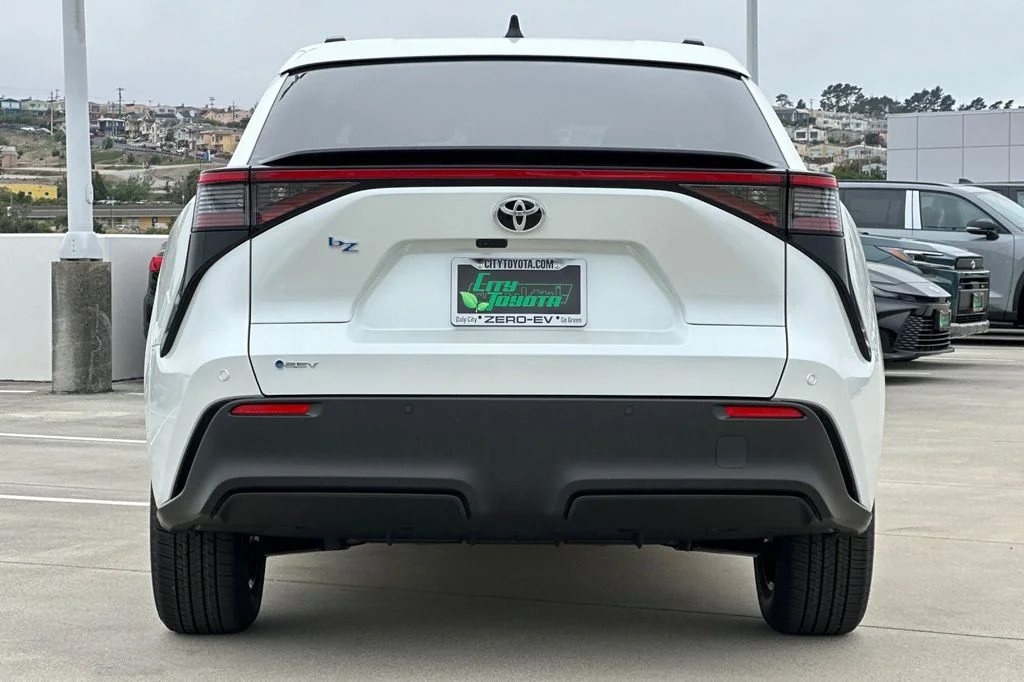 New 2026 Wind Chill Pearl <sup>1</sup> Toyota  XLE image 5