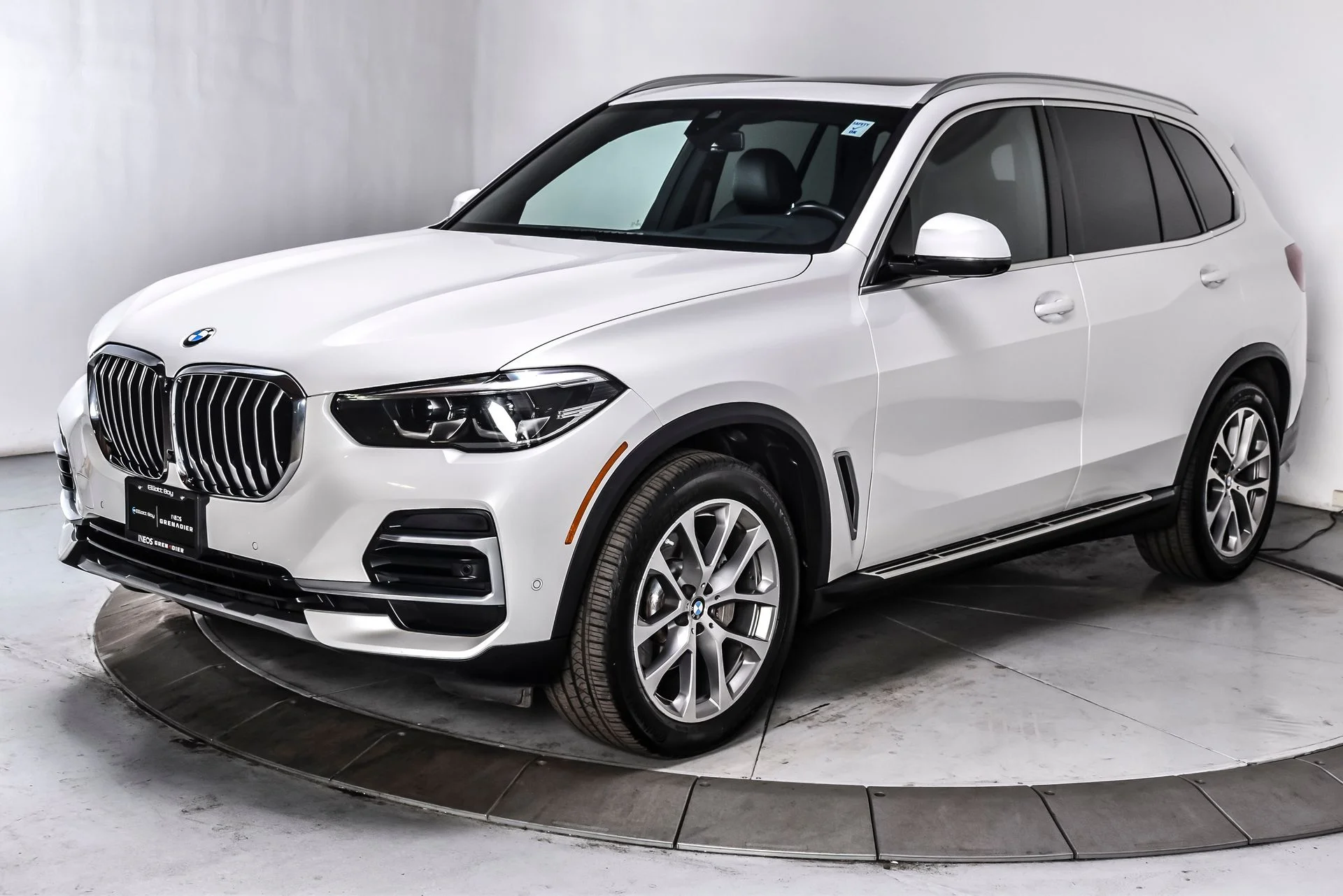 Used 2022 White Metallic BMW xDrive40i image 4