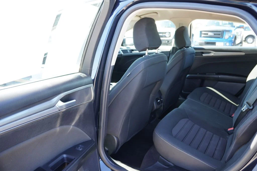 Used 2020 Blue Ford SE image 16