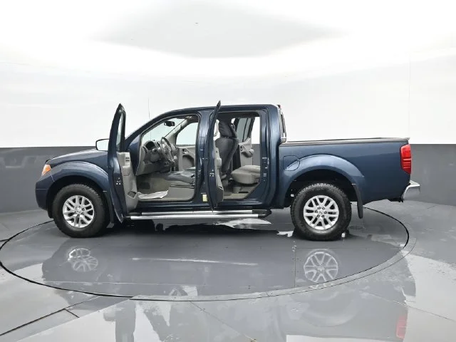 Used 2017 Arctic Blue Metallic Nissan SV image 29
