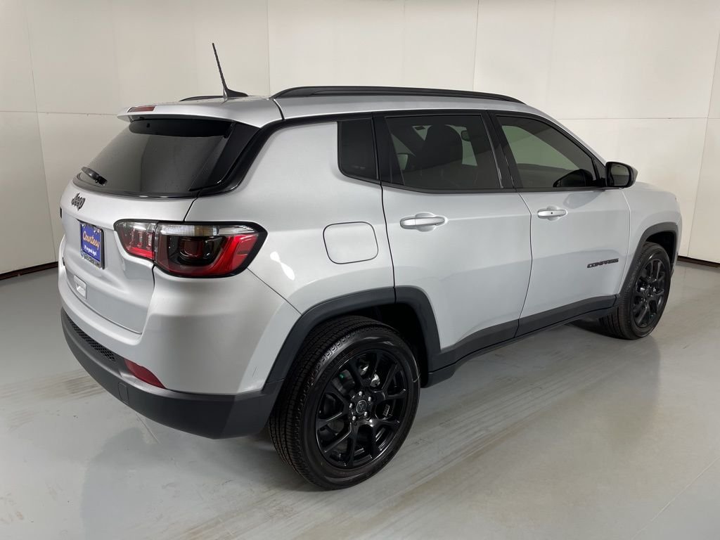 New 2026 Silver Zynith Metallic Clearcoat Jeep Latitude image 8