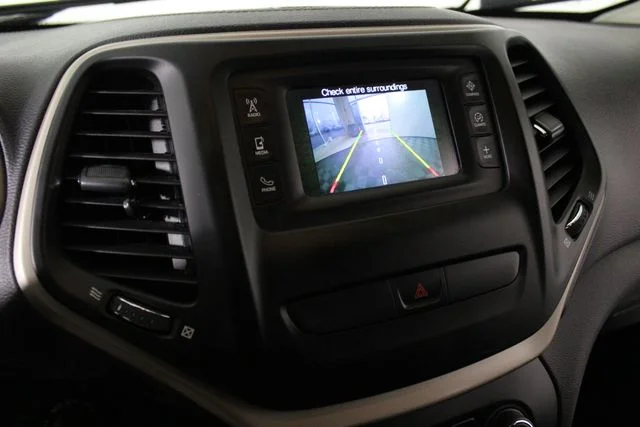 Used 2015 White Jeep Latitude image 9