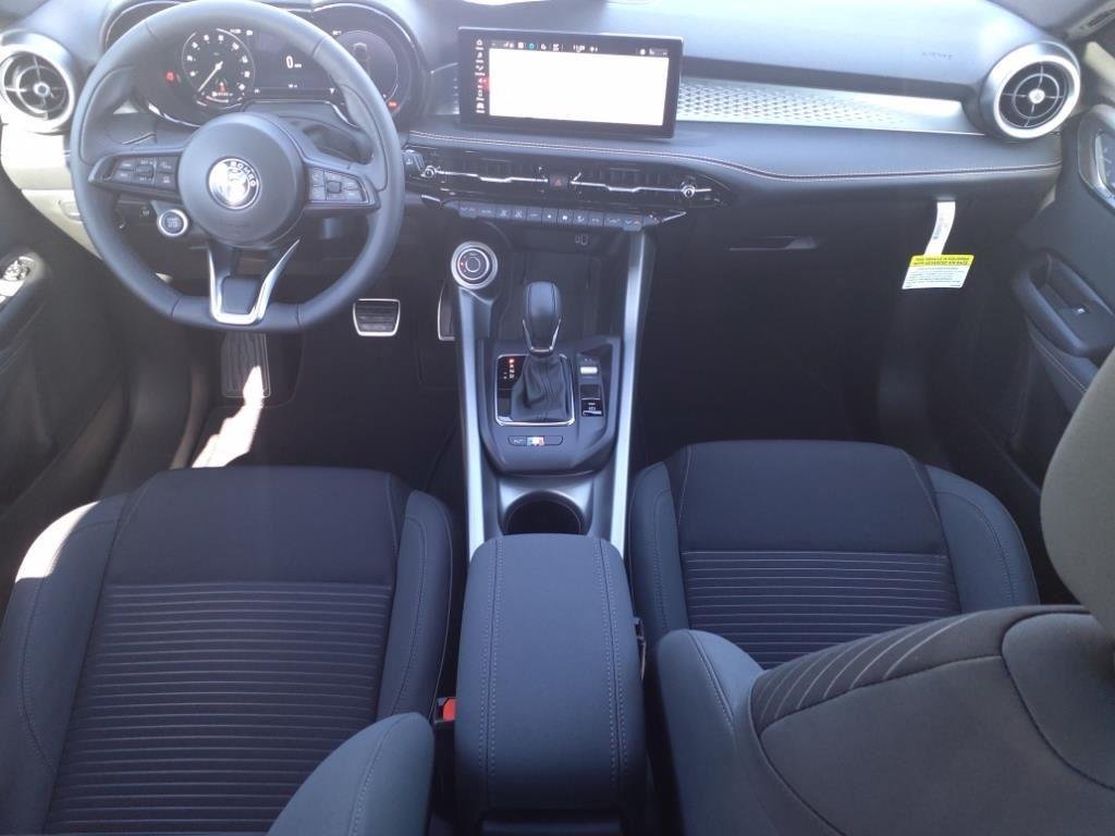 New 2025 Milano White Exterior Paint Alfa Romeo  image 26