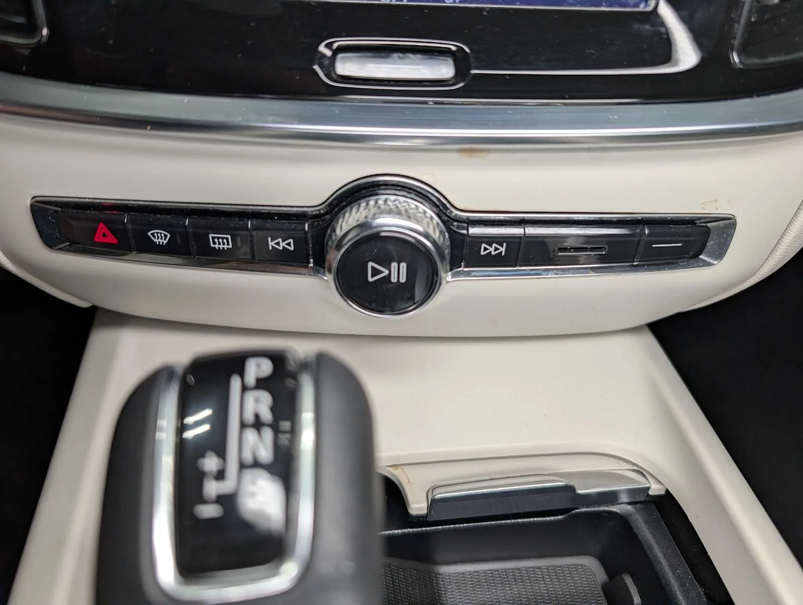 Used 2020  Volvo Momentum image 32