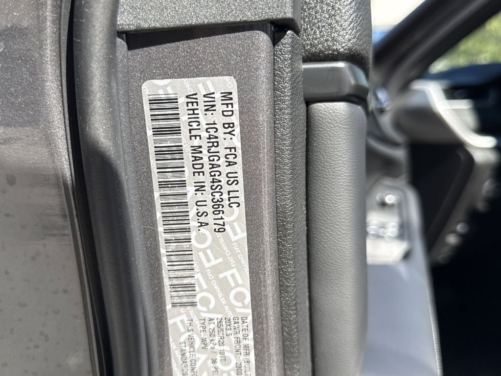 New 2025 Baltic Gray Metallic Clear-Coat Exterior Paint Jeep  image 44
