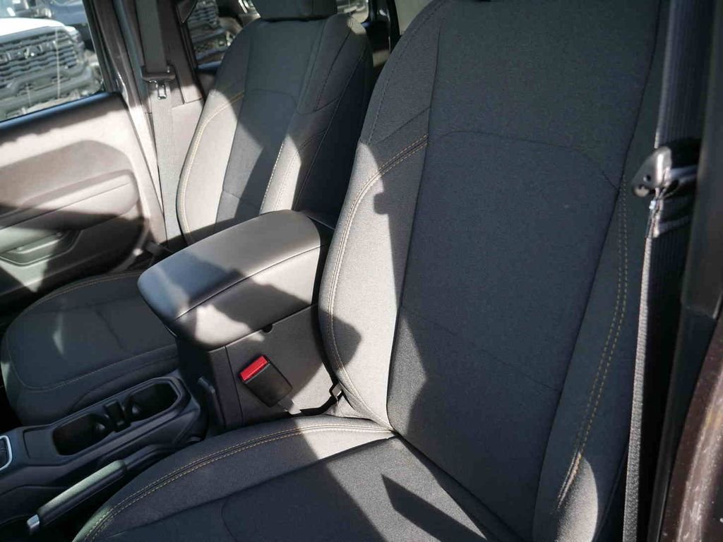 New 2026 Granite Crystal Metallic Clearcoat Jeep Sport S image 32