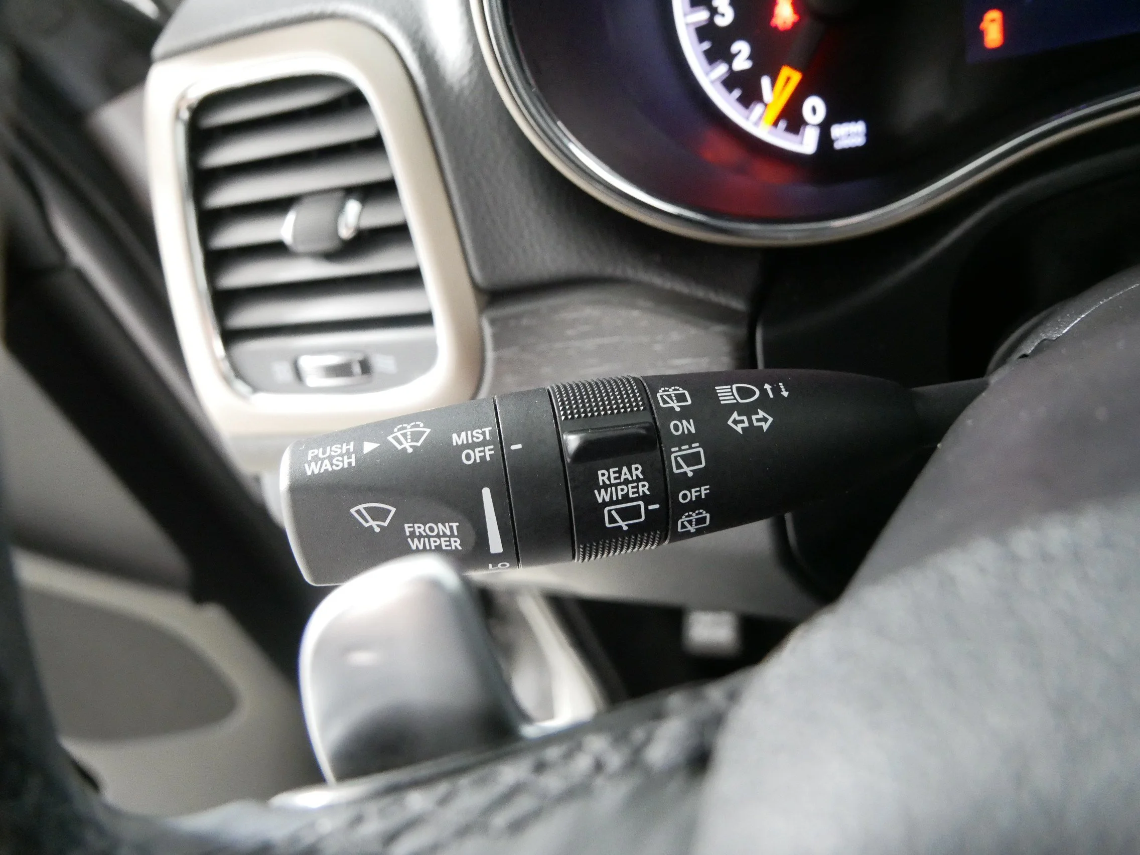 Used 2015 Billet Silver Metallic Clearcoat Jeep Laredo image 30