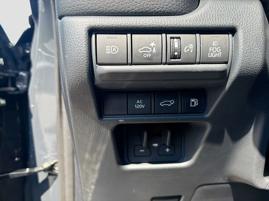 Used 2025  Toyota Base image 33