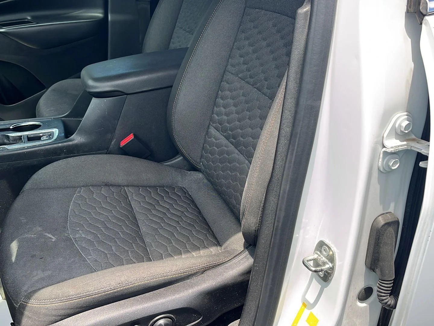 Used 2018 SUMMIT WHITE Chevrolet LT image 17