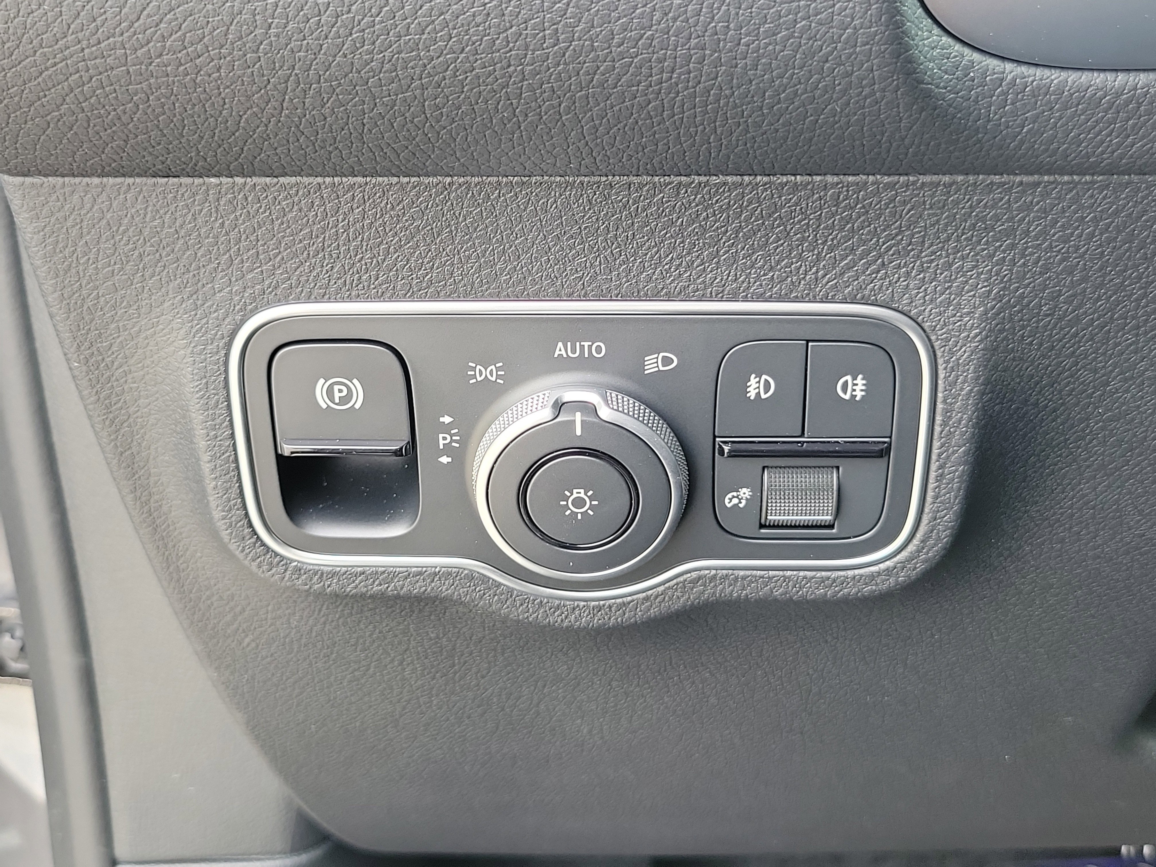 New 2026 Mountain Grey Metallic Mercedes-Benz GLB 250 image 54