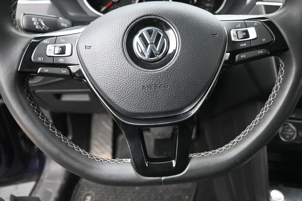 Certified Used 2021 Blue Volkswagen 2.0T SE image 17