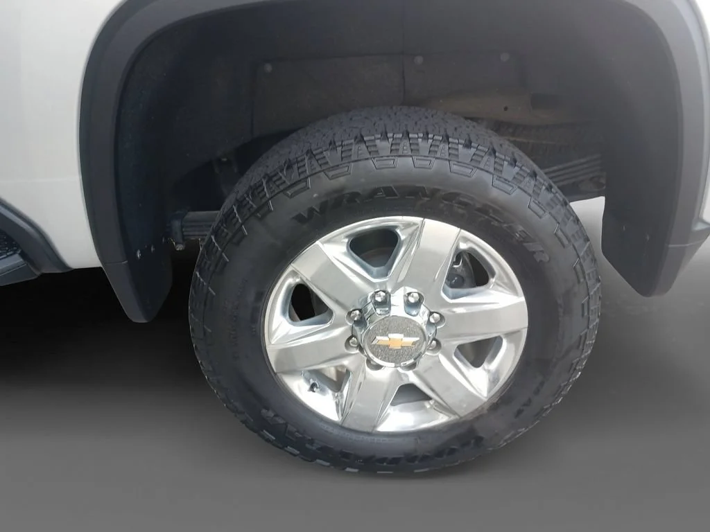 Used 2022 Silver Ice Metallic Chevrolet LTZ image 8