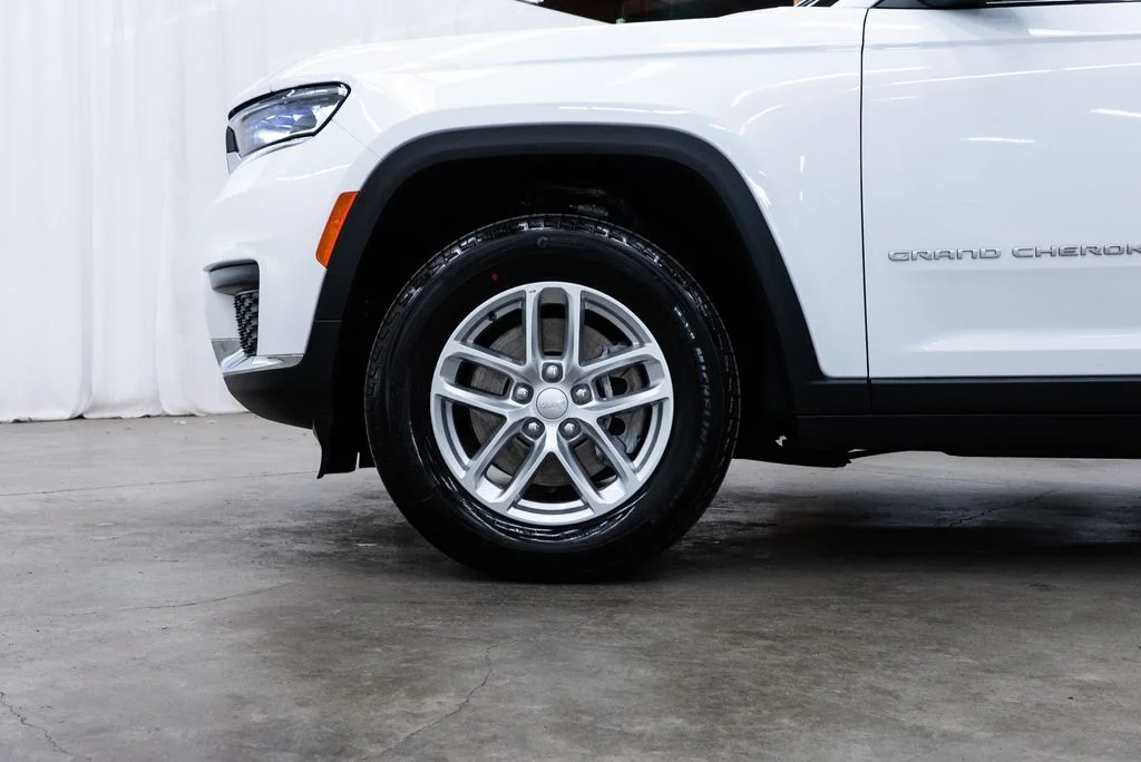 Used 2025 White Jeep Laredo image 7