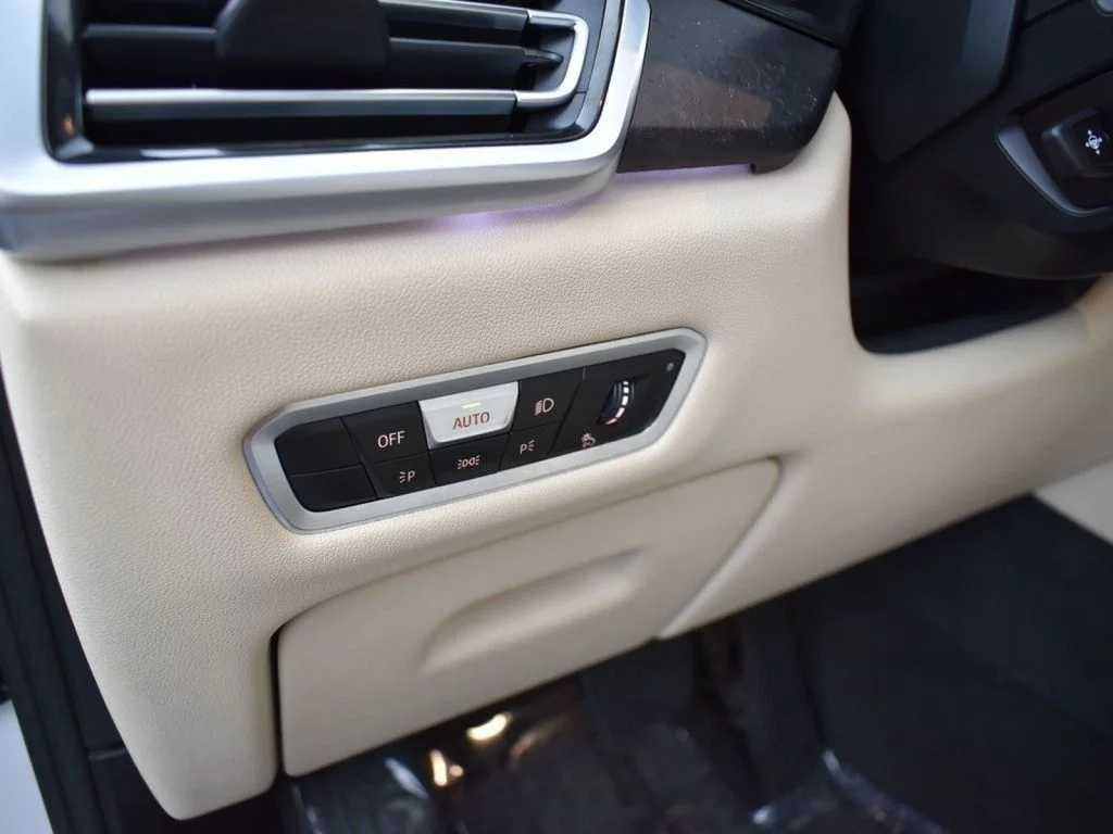Used 2022 White BMW sDrive40i image 10