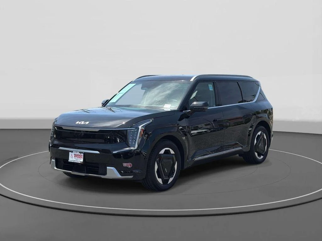 Used 2024 Aurora Black Pearl Kia Land image 1